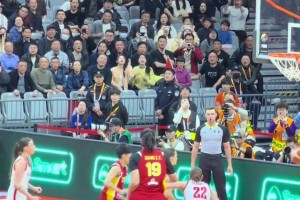 杨舒予打球这么英姿飒爽 得捕获多少小迷妹啊😯