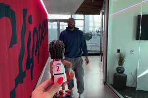 可可爱爱！快船全队看到大手摇头公仔的反应亮了