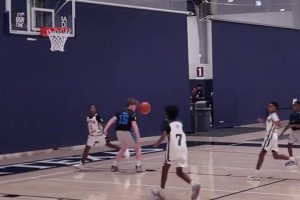 配合默契眼观六路！来看看美国小后卫如何组织送助攻！