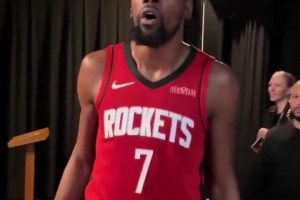 这该死的气质🤣杜兰特这是看到了什么？这么吃惊？